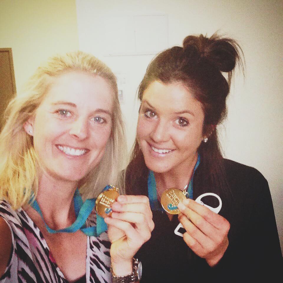 Anna Flanagan y Rachael Lynch lucen sus medallas - foto: facebook Anna Flanagan